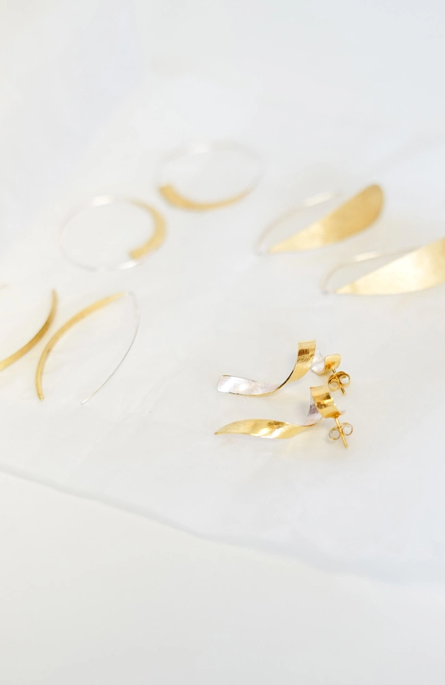 Baño de piezas en oro para joyería